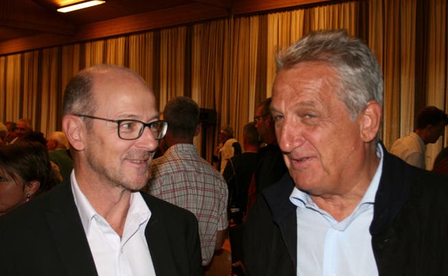 Die beiden neuen Verwaltungsräte Vitus Meier (links) und Walter Trösch im Gespräch. (Bild: Sepp Odermatt, Emmetten, 20. September 2019)