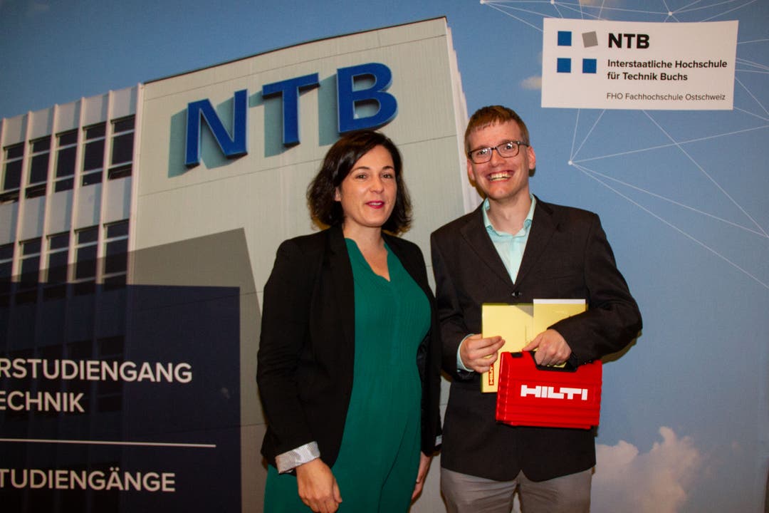 Ivo Lenherr aus Gams erhielt von Stefanie Glanzmann den Förderpreis der Hilti AG in der Studienrichtung Maschinenbau.(Bild: Roland Seeger)