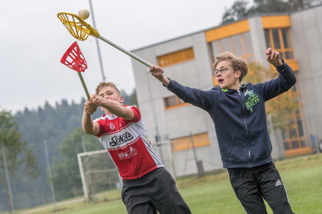 Zwischen den einzelnen Disziplinen vertreiben sich die Jugendlichen die Zeit mit Lacrosse. (Bild: Pius Amrein, Willisau, 24.9.2019)
