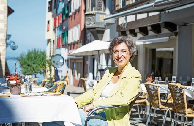 Tabea Zimmermann Gibson vor ihrem Lieblingsrestaurant, dem «Fischmärt», in der Zuger Altstadt.Bild: Jan Pegoraro (4. September 2019)