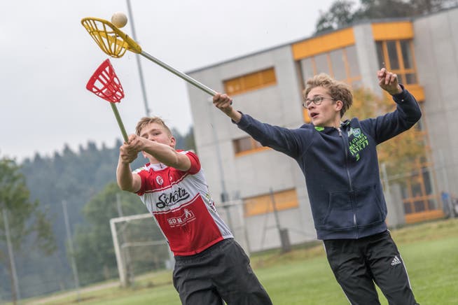In den Pausen vertreiben sich die Jugendlichen mit Lacrosse die Zeit. (Bild: Pius Amrein, Willisau, 23. 9. 2019)