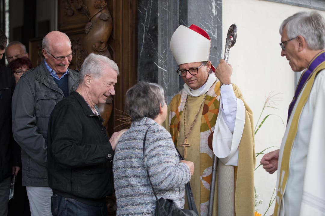 Bischof Felix Gmür verabschiedet sich von den Kirchgängern. 