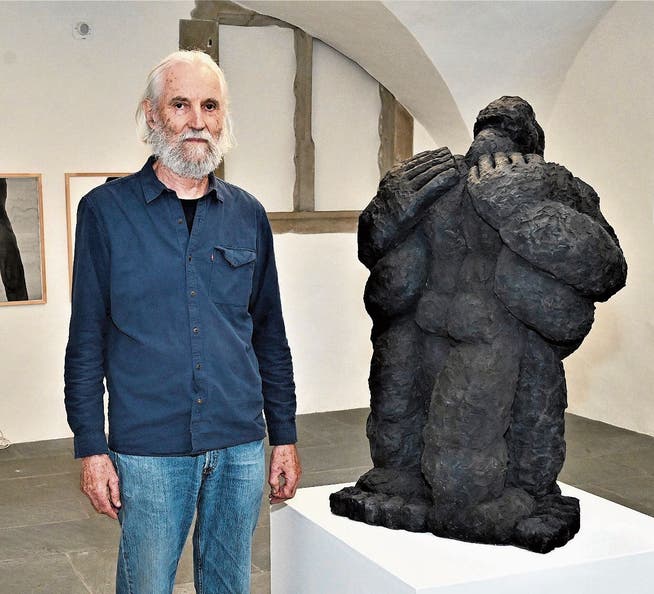 Der Künstler und sein Werk: Rudolf Blättler und die Skulptur «Mann und Weib». Bild: Romano Cuonz (Stans, 17. September 2019)