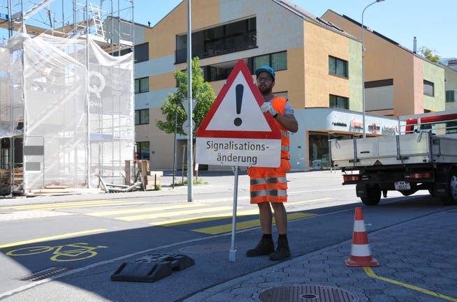 Etwas mehr als 24 Stunden nach dem Start wurden die Signalisationen für das Einbahnsystem wieder weggeräumt. (Bild: Matthias Piazza, Stans, 9. August 2019)