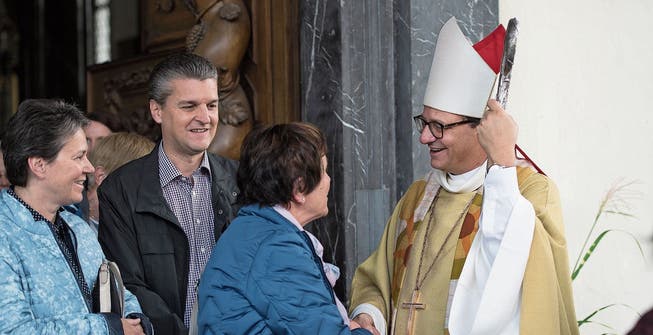 Bischof Felix Gmür verabschiedet die Kirchgänger. (Bild: Corinne Glanzmann, Sachseln, 25. September 2019)