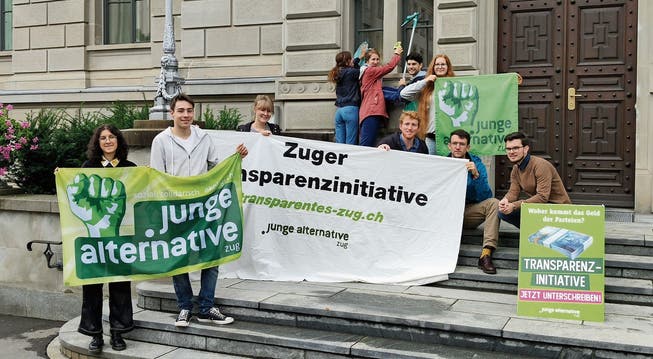Die Fenster des Regierungsgebäudes putzen als symbolischer Akt für mehr Transparenz: die Junge Alternative am Mittwoch in Zug. (Bild: Andreas Faessler, 25. September 2019)