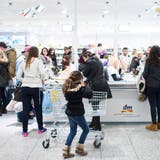 Kunden im Konstanzer Shoppingcenter Lago: Einkaufen im Ausland soll nicht steuerlich begünstigt werden, findet die Finanzkommission des Nationalrats. (Bild: Ennio Leanza/Keystone)