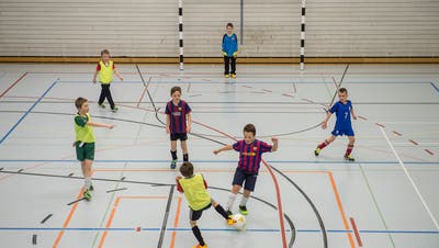 FC-Junioren beim Training im OZ Bünt - der Kunstrasenplatz wäre ganzjährig bespielbar. (Bild: Urs Bucher, 9. Februar 2017)
