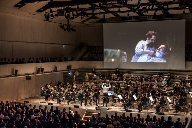 Die Musik der fünf Finalisten wird live gespielt vom Tonhalle-Orchester Zürich mit Dirigent Frank Strobel.
