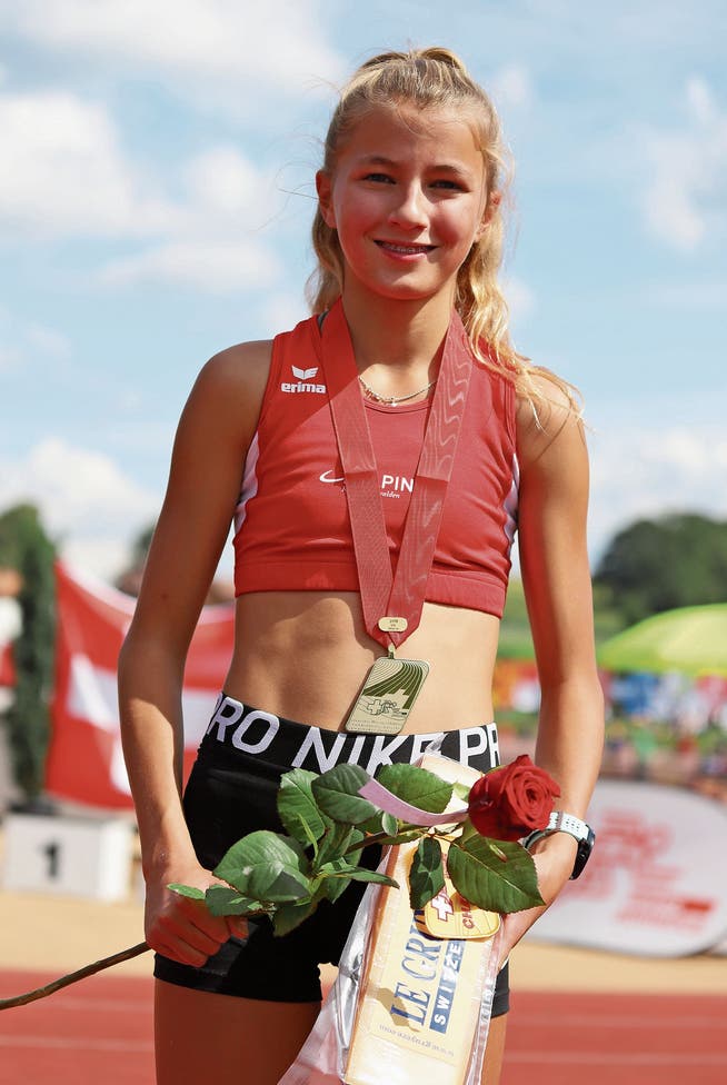 Shirin Kerber freut sich bei der Siegerehrung in Düdingen über die Goldmedaille. Bild: pd