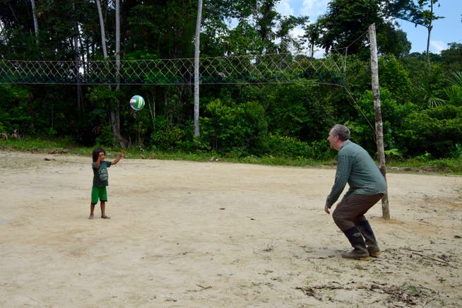 Der Luzerner Reiseveranstalter Martin Rüegg in Ecuador beim Volleyball mit einem einheimischen Knaben. (Bild: PD)