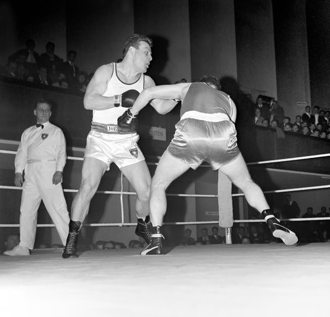 Der Schwergewichtskampf zwischen Max Bösiger (links) und Emil Hermann ging am 1. Dezember 1960 im alten Kunsthaus in Luzern über die Bühne. Bild: Keystone
