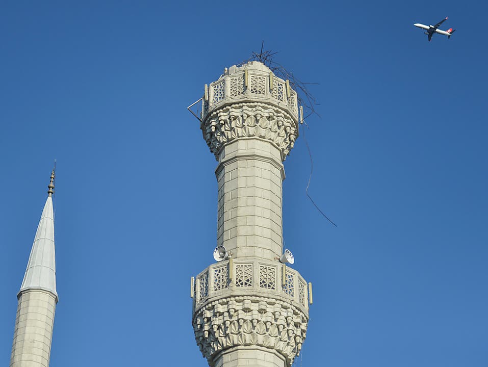 Die Spitze eines Minaretts in Istanbul brach infolge des Erdbebens ab. (Bild: KEYSTONE/AP/IBRAHIM MASE)