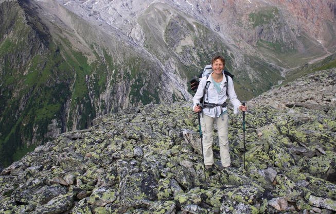 Ursula Herzog – hier auf dem Weg von der Voralp- zur Salbithütte – hat 40 Tage lang den Urner Alpenkranz bewandert. (Bild: PD/Max Imhof)