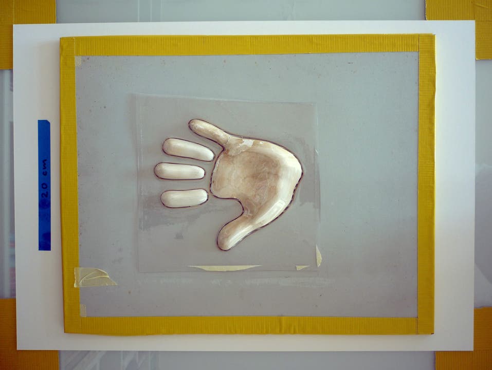 Die Gipshand als Ausgangspunkt für das Plakat von Ralph Schraivogel.