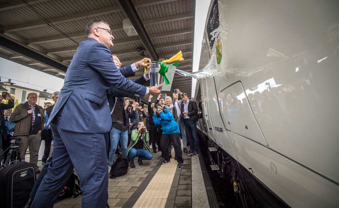 Regierungsrat Walter Schönholzer und Thomas Ahlburg, CEO der Stadler Rail Group, bei der Taufe des neuen Giruno-Zuges. Im Rahmen der Wega-Eröffnungsfeier wurde der Zug auf den Namen Thurgau getauft. (Bild: Reto Martin)