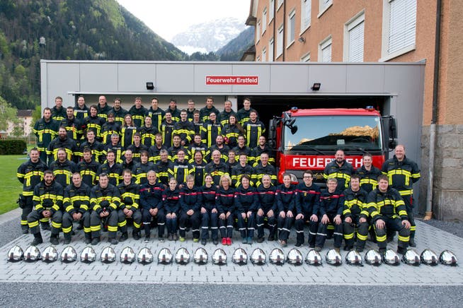 Die Frauen und Männer der Erstfelder Feuerwehr vor ihrem Lokal. (Bild: PD)