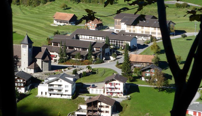 Blick auf das Schulhausareal von Emmetten. (Bild. Markus von Rotz, 19. Oktober 2013)