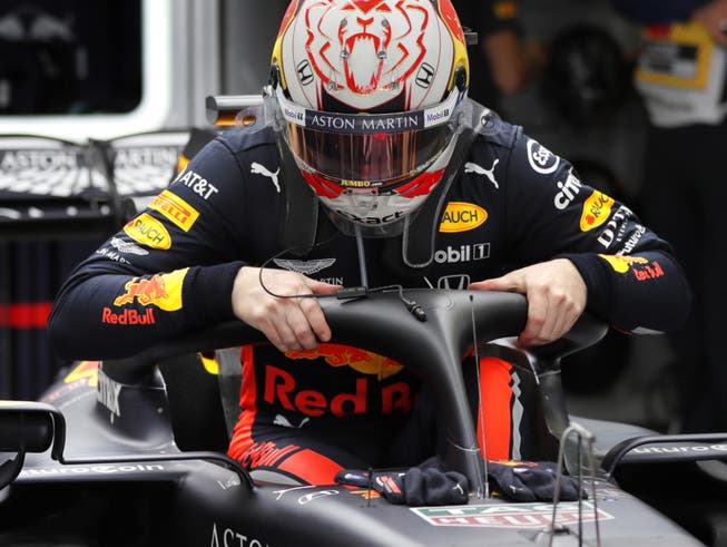 Job erfüllt, raus aus dem Auto: Max Verstappen steigt nach seiner Bestzeit am Freitag aus seinem Red Bull-Honda (Bild: KEYSTONE/EPA/YURI KOCHETKOV)