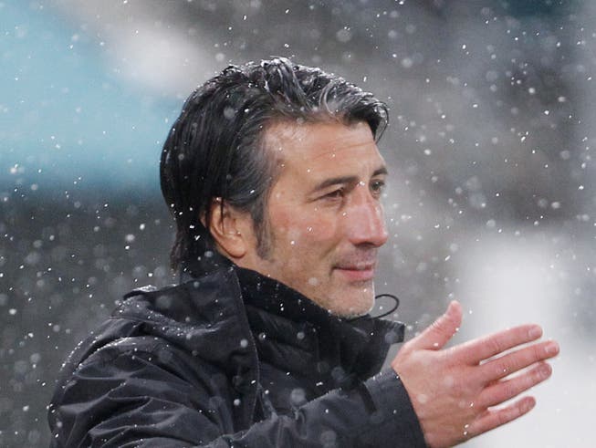 Steht im Regen da: Murat Yakin kassiert mit Schaffhausen die dritte Niederlage in Folge (Bild: KEYSTONE/EDDY RISCH)