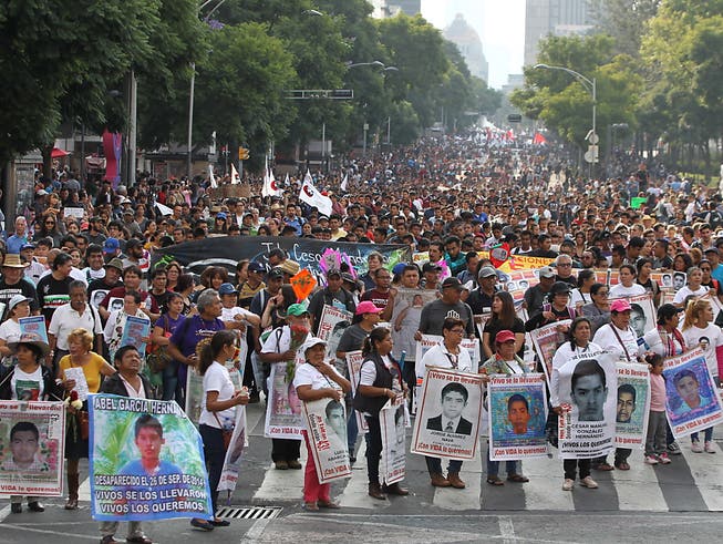 In Mexiko haben Demonstranten am Donnerstag (Ortszeit) erneut die Aufklärung der Umstände von 43 verschwundenen Studenten vor fünf Jahren gefordert. (Bild: KEYSTONE/EPA EFE/MARIO GUZMAN)