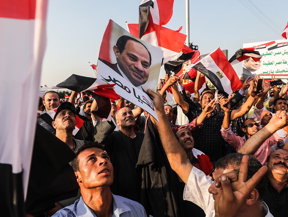 Auch Unterstützer des Präsidenten gingen in Kairo am Freitag auf die Strasse. (Bild: KEYSTONE/EPA/MOHAMED HOSSAM)