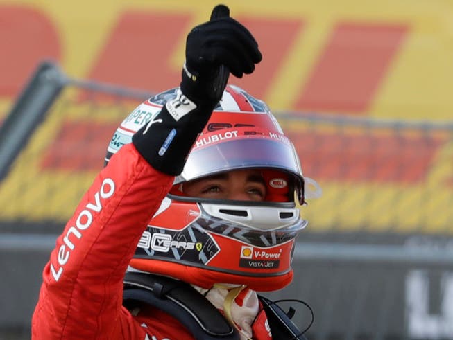Charles Leclerc lässt sich nach seiner vierten Pole-Position in Serie feiern (Bild: KEYSTONE/AP/LUCA BRUNO)