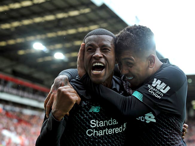 Roberto Firmino und Torschütze Georginio Wijnaldum (links) freuen sich über Liverpools siebten Sieg in Folge (Bild: KEYSTONE/AP/RUI VIEIRA)