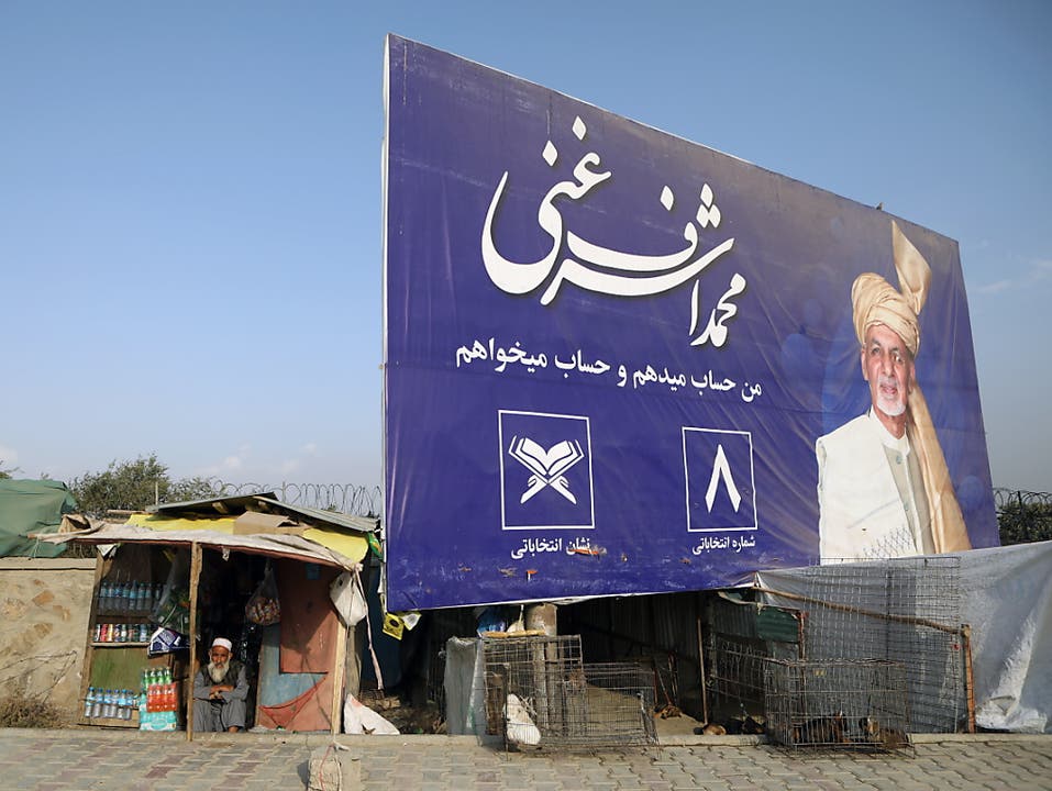 18 Kandidaten stehen auf den Stimmzetteln der Präsidentschaftswahl in Afghanistan vom Samstag - vier von ihnen zogen ihre Kandidatur mittlerweile bereits zurück. (Bild: KEYSTONE/EPA/JAWAD JALALI)
