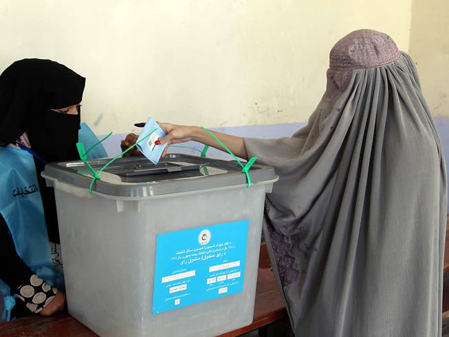 Wegen grosser Unsicherheit und Furcht vor Anschlägen trauten sich in Afghanistan nur wenige Frauen an die Wahlurnen - wie hier in Kandahar im Süden des Landes, einer früheren Hochburg der Taliban. (Bild: KEYSTONE/EPA/MUHAMMAD SADIQ)