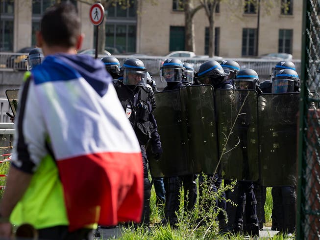 In Frankreich ereigneten sich am Samstag erneut Ausschreitungen am Rande von «Gelbwesten»-Protesten und die Sicherheitskräfte schritten ein. (Bild: KEYSTONE/EPA/IAN LANGSDON)