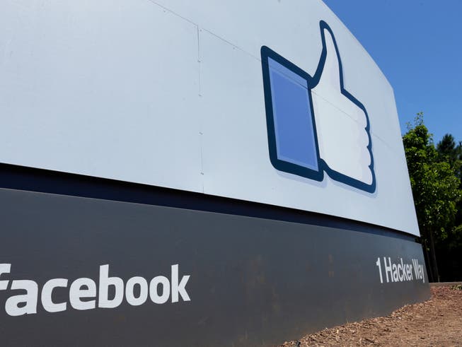 Der Facebook-Konzern will es künftig den Menschen selbst überlassen, zu entscheiden, was für die Plattform als angemessen oder als unangemessen anzusehen ist. (Bild: KEYSTONE/AP/BEN MARGOT)