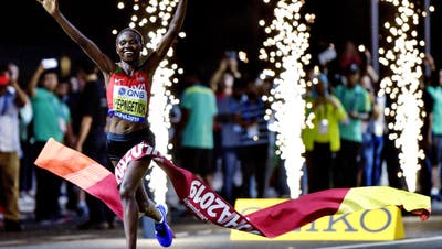 Ruth Chepngetich aus Kenia hielt die Hitze aus und gewann den Frauenmarathon in Doha. (Bild: AP Photo/Martin Meissner)