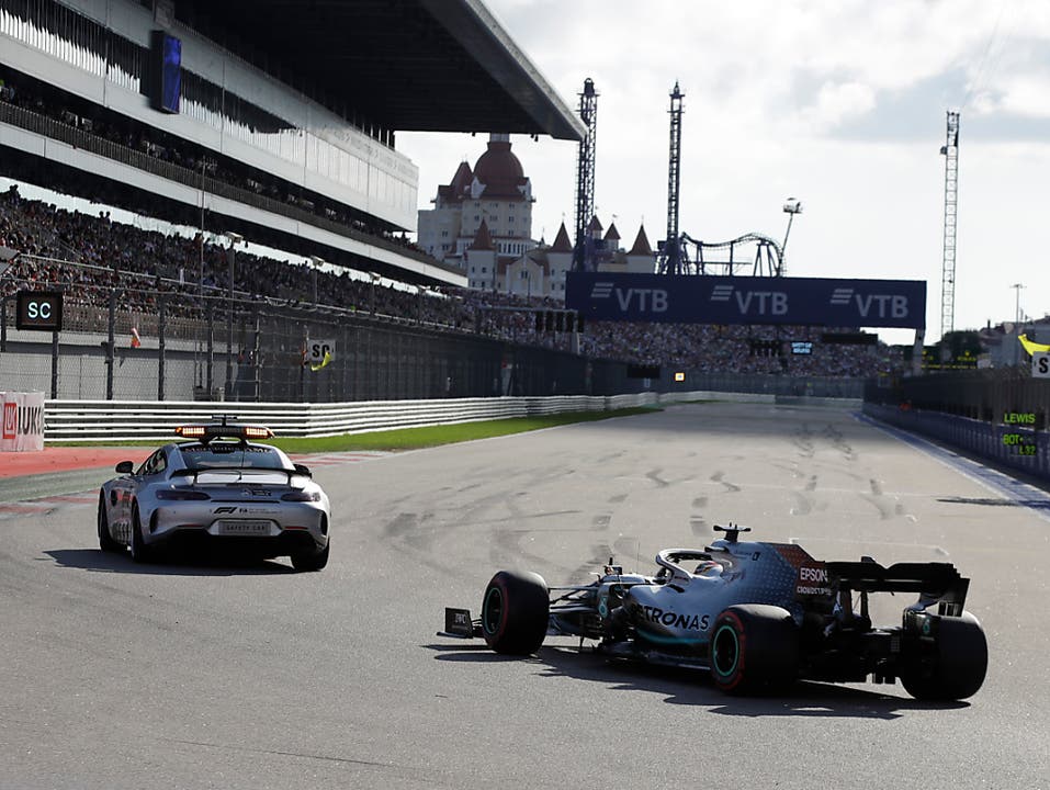 Der Safety Car ermöglichte Hamilton die Führung und damit seinen 82. GP-Sieg (Bild: KEYSTONE/AP/LUCA BRUNO)