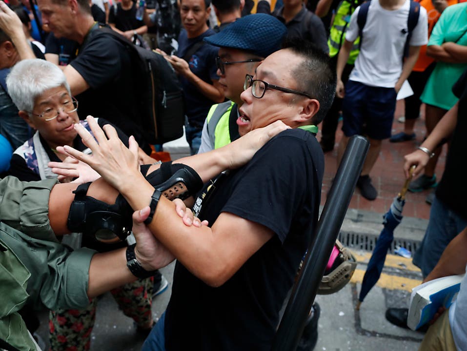 Polizei und Demonstranten geraten in Hongkong erneut aneinander. (Bild: KEYSTONE/AP/GEMUNU AMARASINGHE)