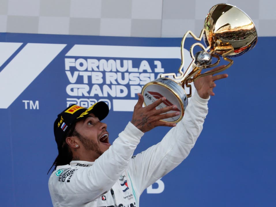 Hamiltons Freude mit dem Siegespokal für den Triumph im GP von Russland (Bild: KEYSTONE/AP/LUCA BRUNO)