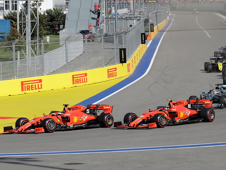 Das Überholmanöver nach dem Start: Vettel zieht an seinem Teamkollegen Leclerc vorbei (Bild: KEYSTONE/AP/LUCA BRUNO)