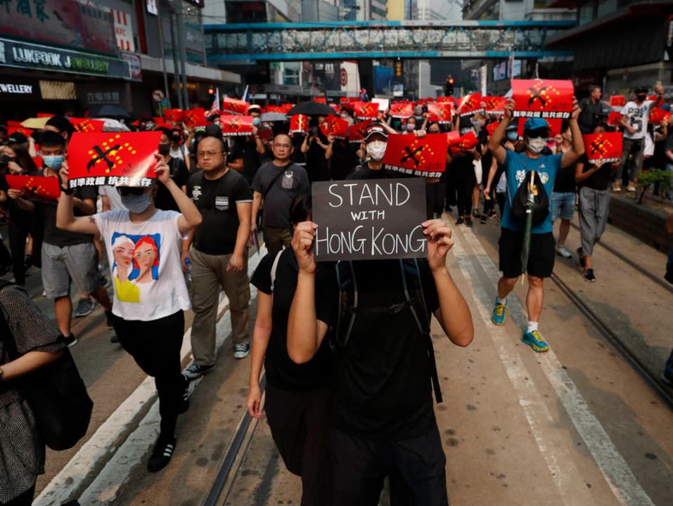 In Hongkong haben Demostranten erneut gegen die Regierung und den wachsenden Einfluss der kommunistischen Führung in Peking demonstriert. (Bild: KEYSTONE/AP/GEMUNU AMARASINGHE)