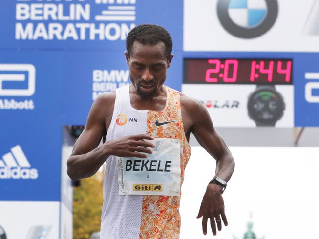 Kenenisa Bekele am Ziel des Berlin-Marathon (Bild: KEYSTONE/AP/MICHAEL SOHN)