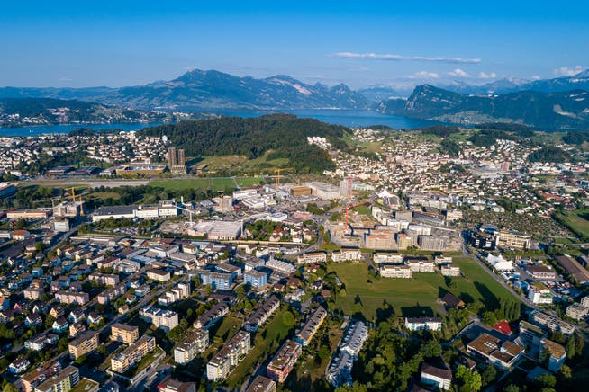 Luftaufnahme von Kriens mit Horw im Hintergrund. (Bild: Philipp Schmidli, 29. Juli 2018)