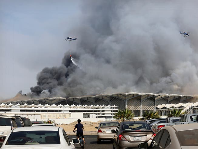 Löschhelikopter bekämpfen ein Feuer im neuen Bahnhof für Hochgeschwindigkeitszüge in der saudiarabische Stadt Dschidda. (Bild: KEYSTONE/AP/AMR NABIL)