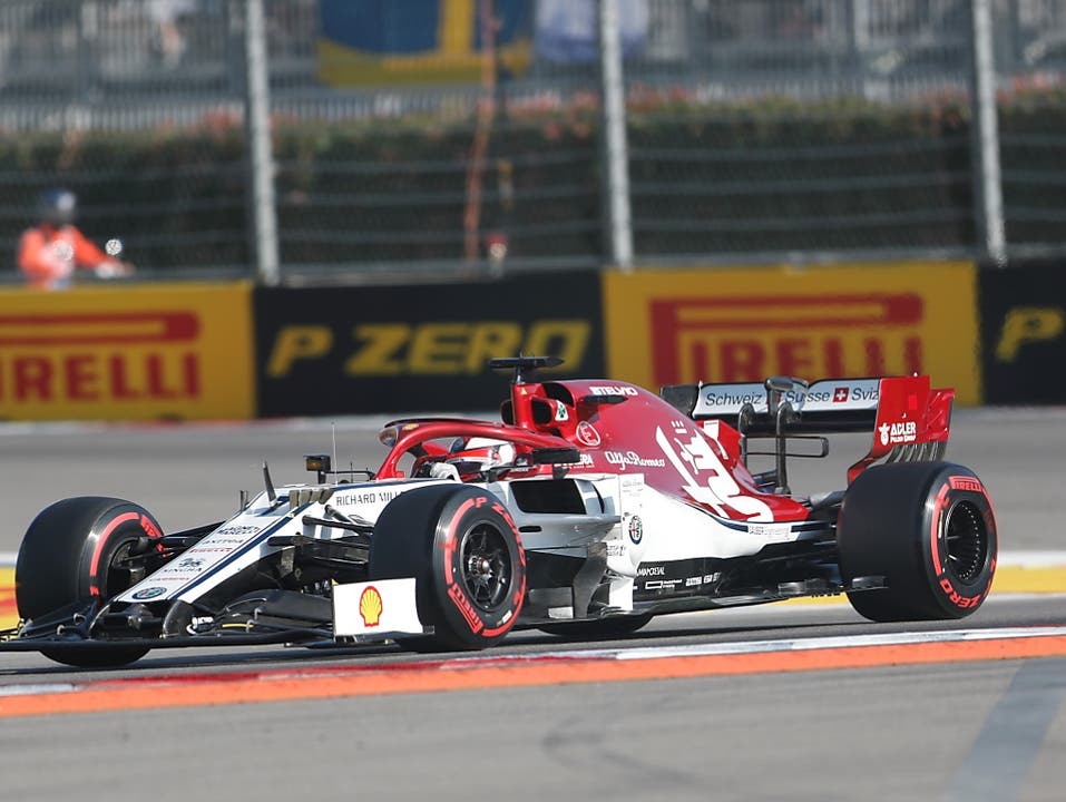 Kimi Räikkönen beendet das Rennen in Sotschi nach einer Durchfahrtsstrafe im 13. Rang (Bild: KEYSTONE/EPA/ZURAB KURTSIKIDZE)