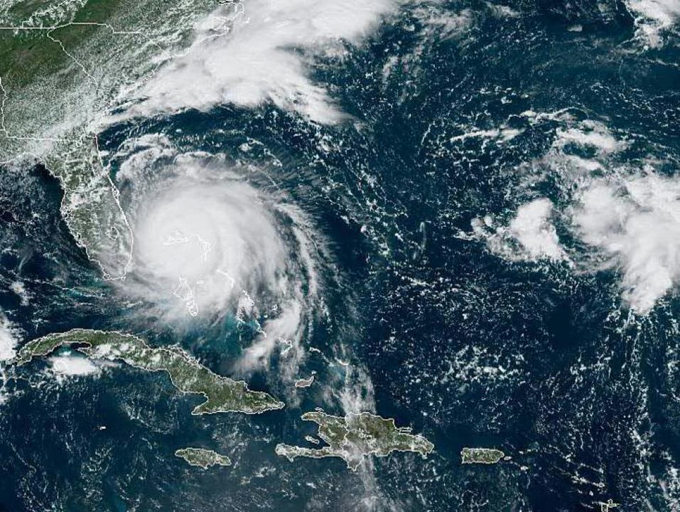 Ein Satellitenfoto des US-Hurrikanzentrums zeigt, wie sich der Hurrikan «Dorian» über den Bahamas festsetzt. Bisher kamen durch den Sturm mindestens fünf Menschen ums Leben. (Bild: Keystone/AP)