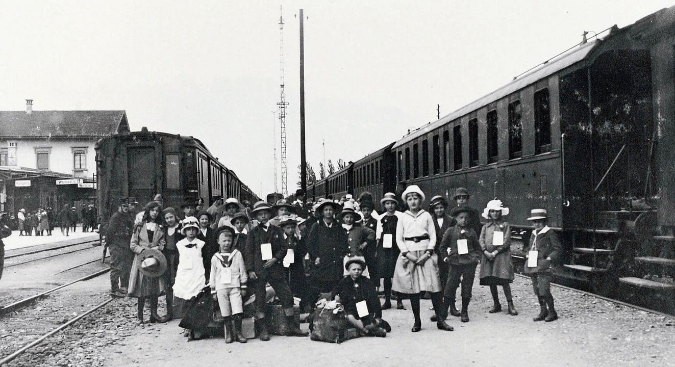 Eine Schar Buben und Mädchen versammeln sich im Bahnhof zum Erinnerungsbild. Bilder: (Bild: Archiv Hansruedi Rohrer)