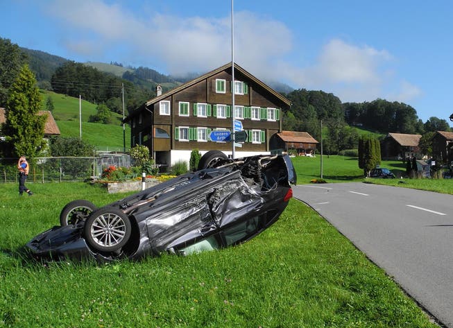 Das Unfallauto kam auf dem Dach liegend im Wiesland zum Stillstand. (Bild: Kapo Schwyz, Sattel, 3. September 2019)