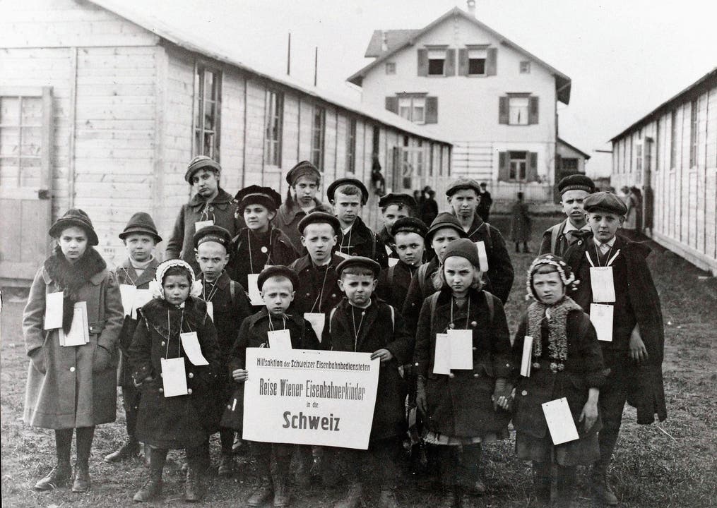 Eine Gruppe von Wiener Kindern erreicht im Frühjahr 1919 mit nachdenklichen Mienen Buchs. (Bild: Archiv Hansruedi Rohrer)