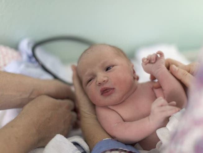 Nach einem leichten Rückgang sind in der Schweiz 2018 wieder etwas mehr Babys geboren worden. Ihre Überlebenschancen verbessern sich von Jahr zu Jahr: Die Säuglingssterblichkeit ging von 3,5 auf 3,3 Promille zurück. (Bild: Keystone/GAETAN BALLY)