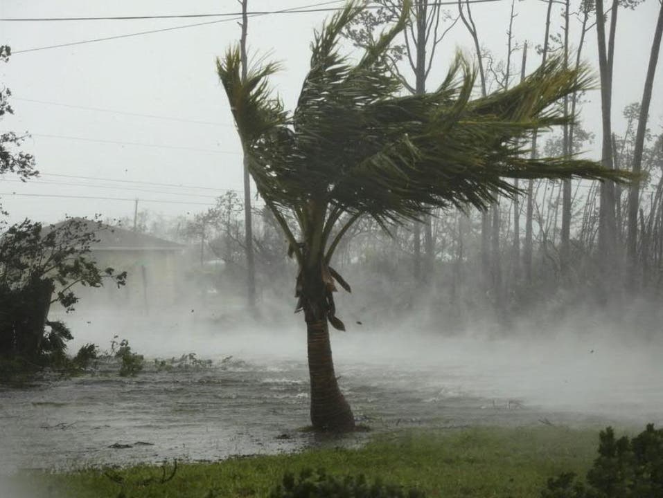 Eine überschwemmte Strasse und peitschende Winde in Freeport auf Grand Bahama während des Hurrikans «Dorian». (Bild: Tim Aylen/Keystone, 2. September 2019)