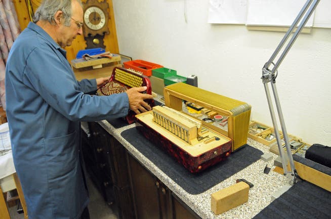 Werner Frick demontiert eine «Record»-Handorgel, um sie neu zu stimmen. (Bilder: Michael Hug)