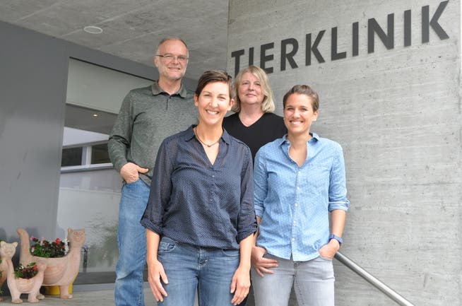 Die Inhaber der Tierklinik Nesslau, Daniel und Carla Leutenegger (hinten) und die beiden Grosstierärztinnen Sabine Sprenger (links) und Myriam Klopfstein. (Bild: Sabine Camedda)